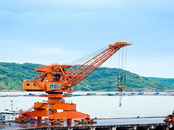 湖北武漢單臂架門座式起重機(jī)公司單臂架門座吊回轉(zhuǎn)靈活
