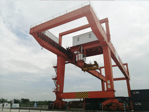 上海集裝箱門(mén)式起重機(jī)廠家集裝箱門(mén)式起重機(jī)起重量大